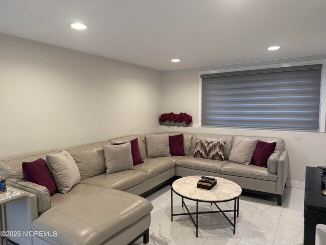 Building Photo - 5 Ash St