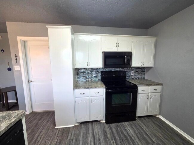 Building Photo - 4806 SE Redbud Pl