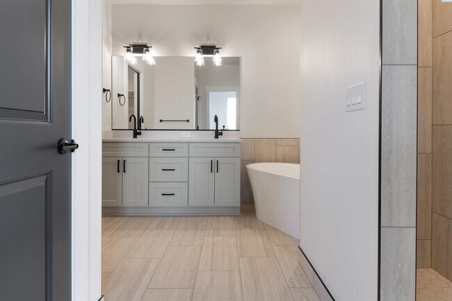 Building Photo - Generational suite w/separate entrance!