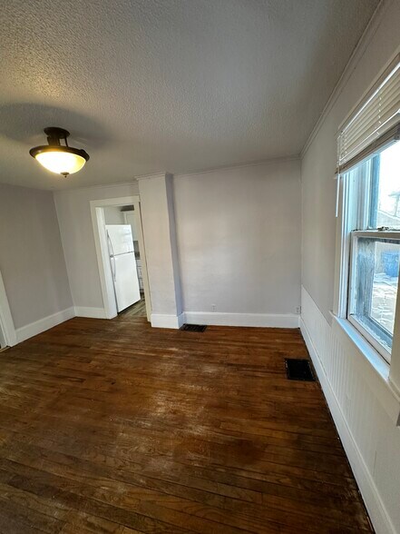 Building Photo - 305 S Western Ave