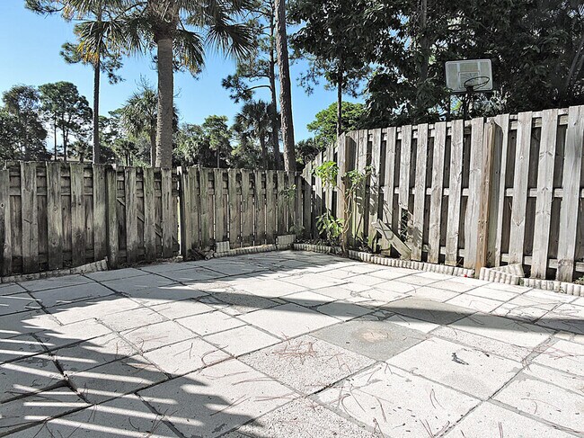 Building Photo - 5040 Society Pl E