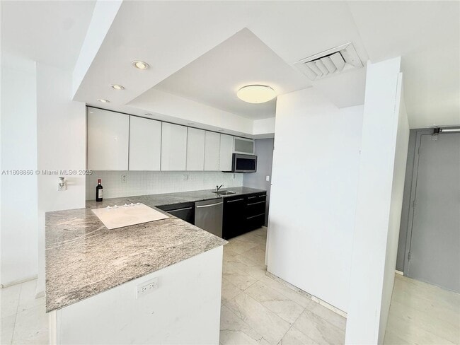 Building Photo - 18071 Biscayne Blvd