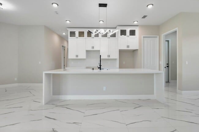 Building Photo - 850 SW Abingdon Ave