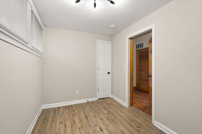 Building Photo - 1709 Ekin Ave