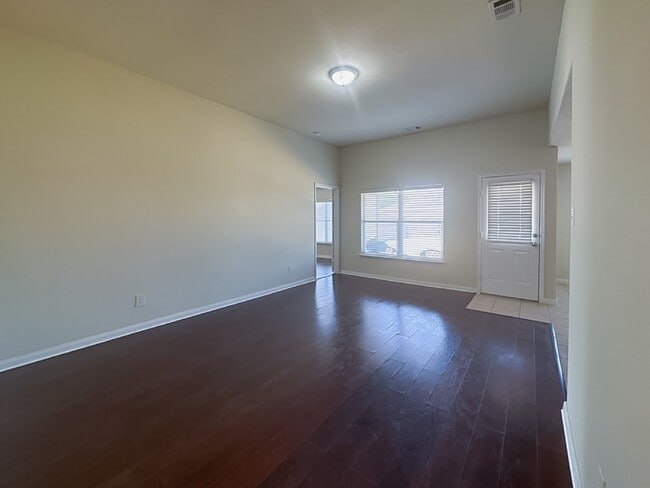 Building Photo - **CUTE 3 Bedroom Home, Move-in Ready**