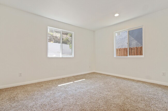 Building Photo - 827 N Brannick Ave