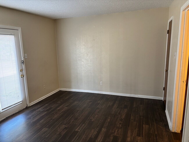 Building Photo - 2 bed/1.5 bath unit close to Hallmark Park and Hulen Mall
