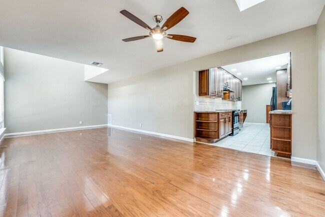 Building Photo - UPDATED 2-BEDROOM TOWNHOME IN MIDTOWN