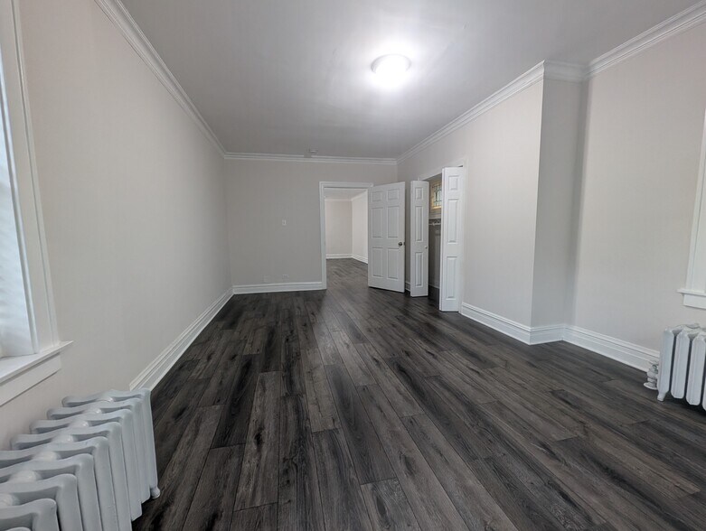 Building Photo - 5820 W Berteau Ave