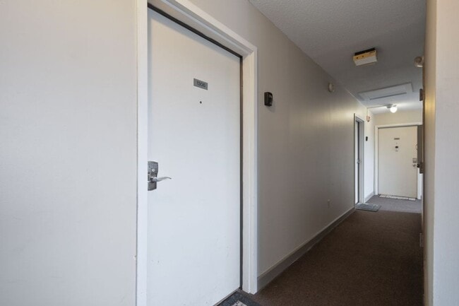 Building Photo - Modern Fully Furnished Home with Stunning ...