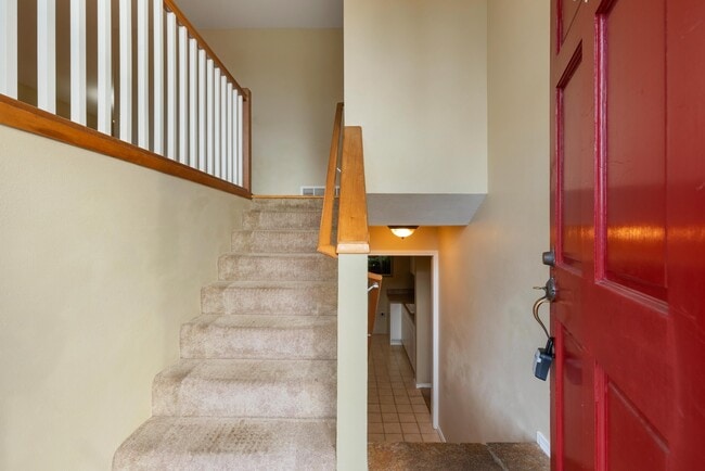 Building Photo - Spacious 5-Bed Home on XL Private Lot!