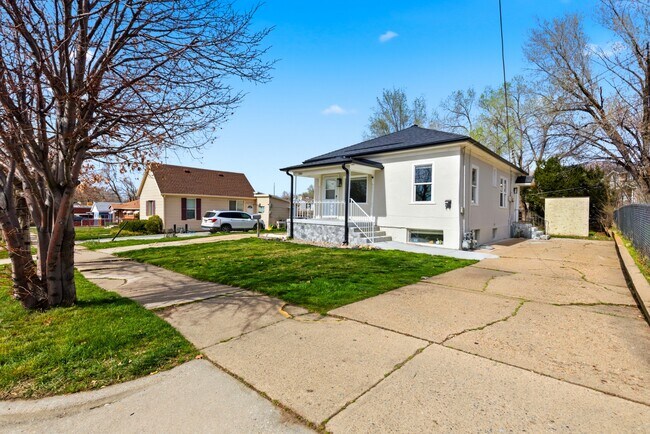 Building Photo - 1060 Sullivan Dr