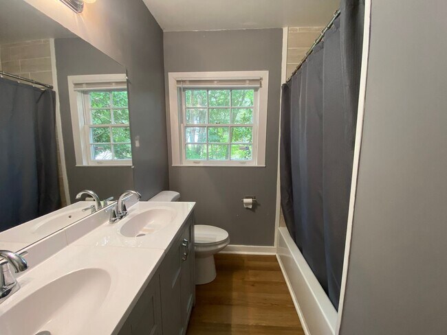 Building Photo - Comfortable 3BR Home Minutes from UF and Midtown