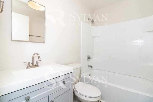 Building Photo - Enjoy the good life in this 3 BR, 2 BA ran...