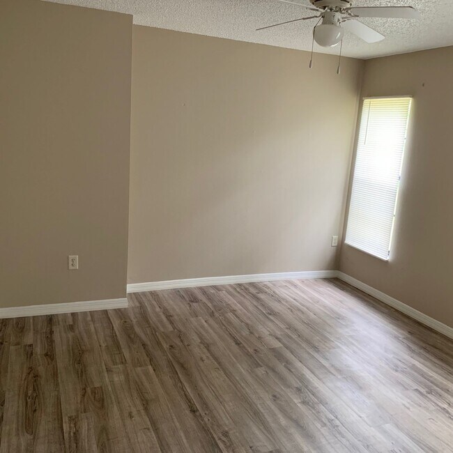 Building Photo - SHARP 4/2/2 SPRING HILL