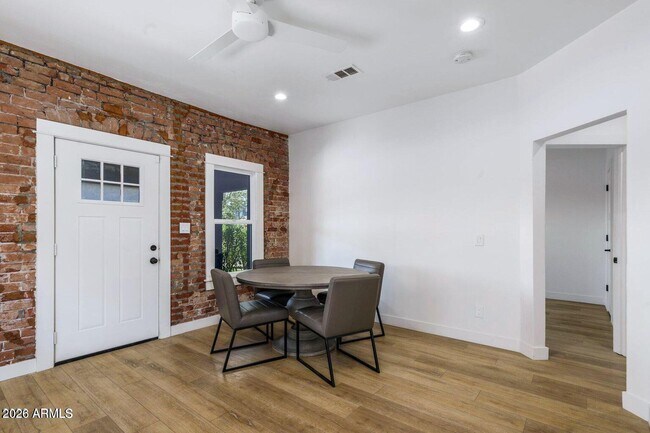 Building Photo - 912 E Roosevelt St