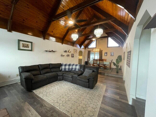 Building Photo - 1297 SE Floresta Dr