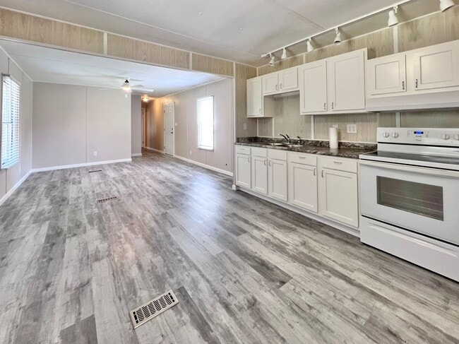 Building Photo - 3 BR 2 BA Near Surf City