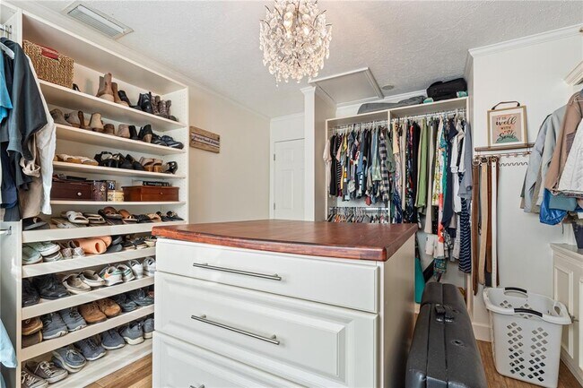 Building Photo - 6611 Surfside Blvd