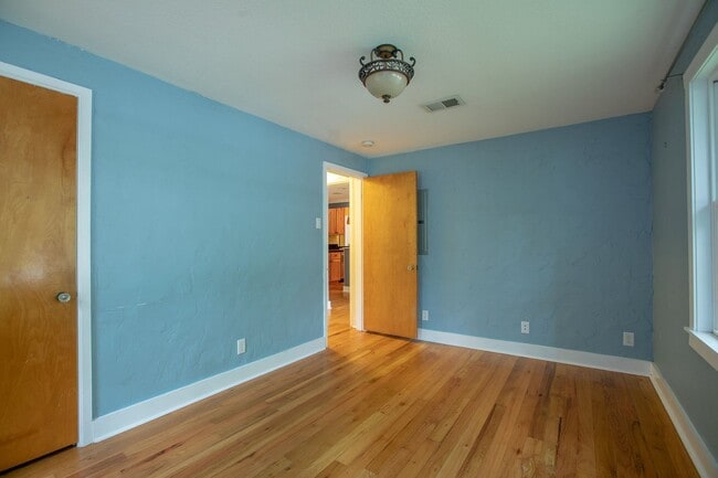 Building Photo - Charming 3 bedroom/2 bathroom Single Family Home!