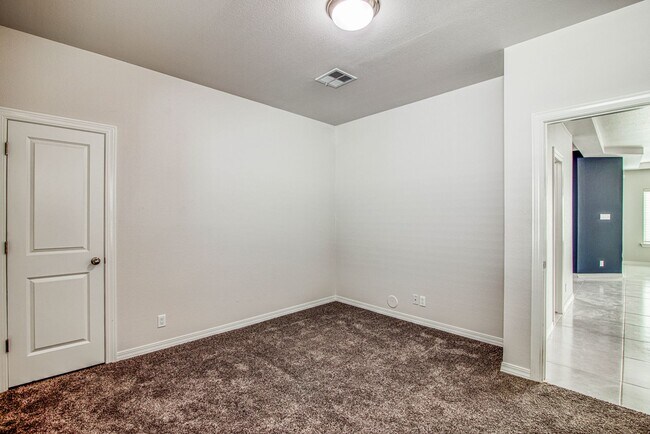 Building Photo - Beautiful  House 3 beds/3 baths. This Prop...