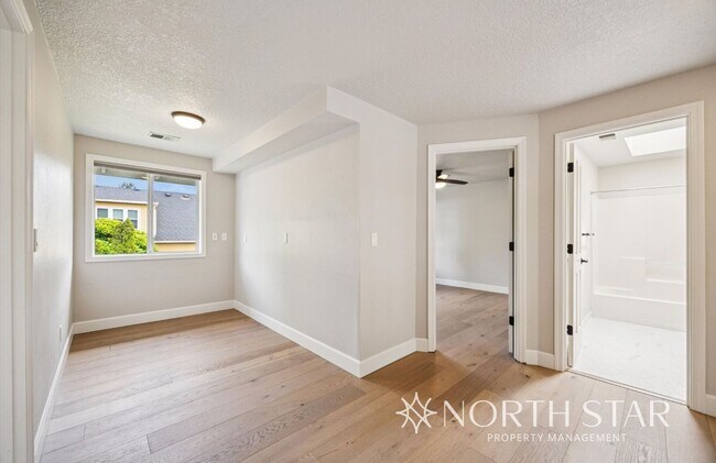 Building Photo - Westlake Traditional with Private, Level B...