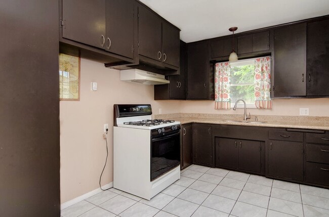 Building Photo - 3-Bed Signal Hill House for Lease