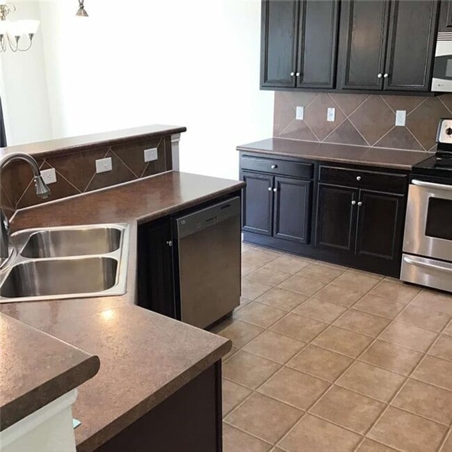 Building Photo - Extensive solar panels resulting in minimal to no electric cost. Dont Miss out!