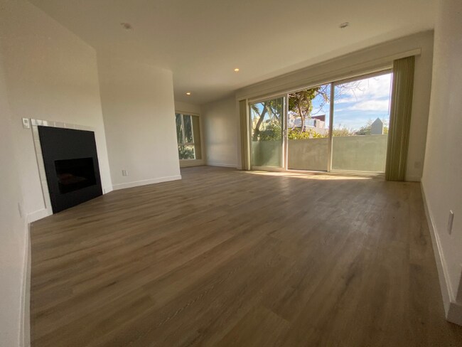 Building Photo - 1728 28th Ave