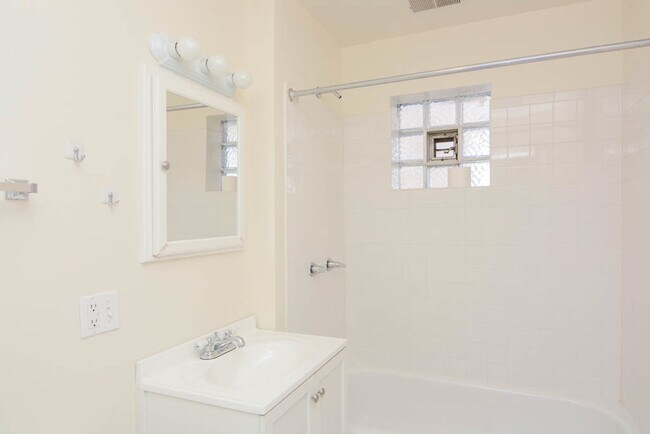 Building Photo - 3040 N Clybourn Ave