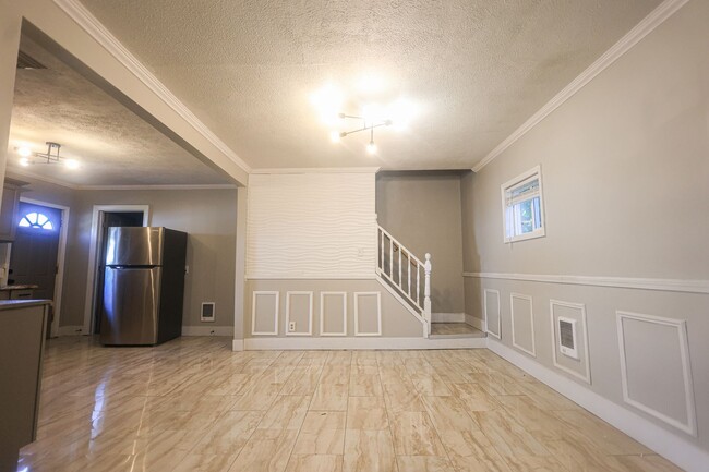 Building Photo - 216 E 33rd St