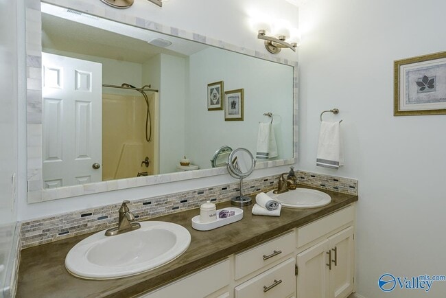 Building Photo - 208 S Oxford Cir