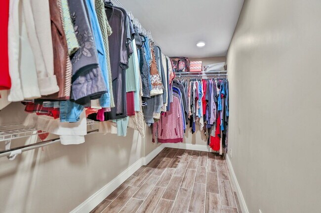 Building Photo - 16624 Elm Dr