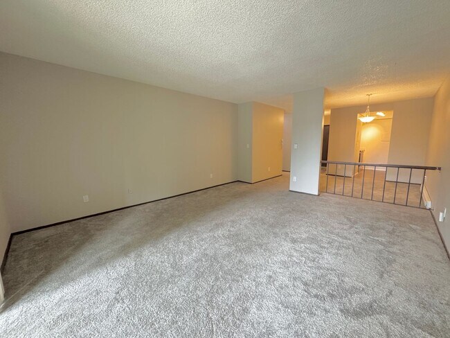 Building Photo - 3Bd/1.75Ba Bellevue Condo