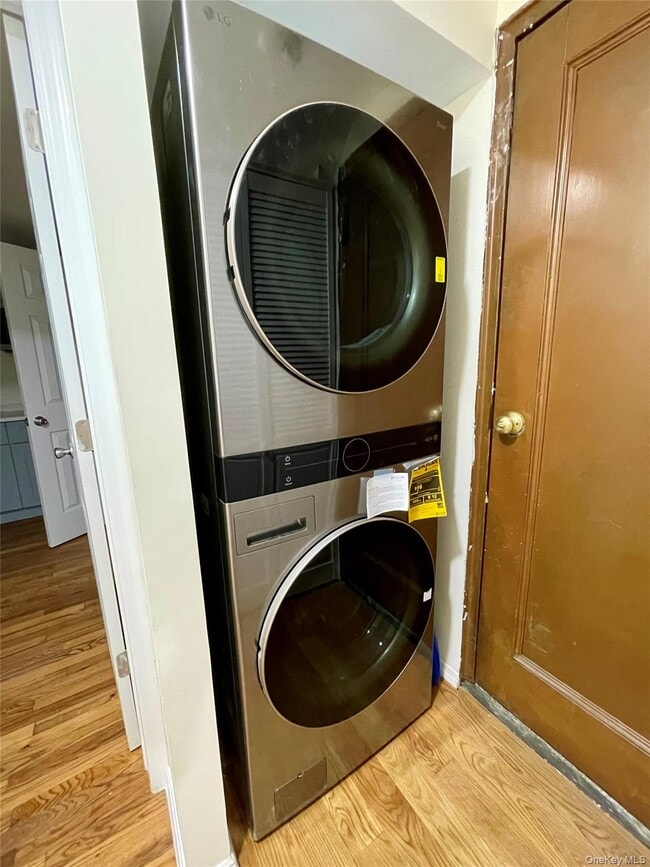 Building Photo - 39-05 Douglaston Pkwy