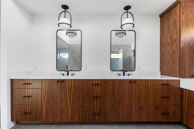 Building Photo - 1603 Chelsea Ln