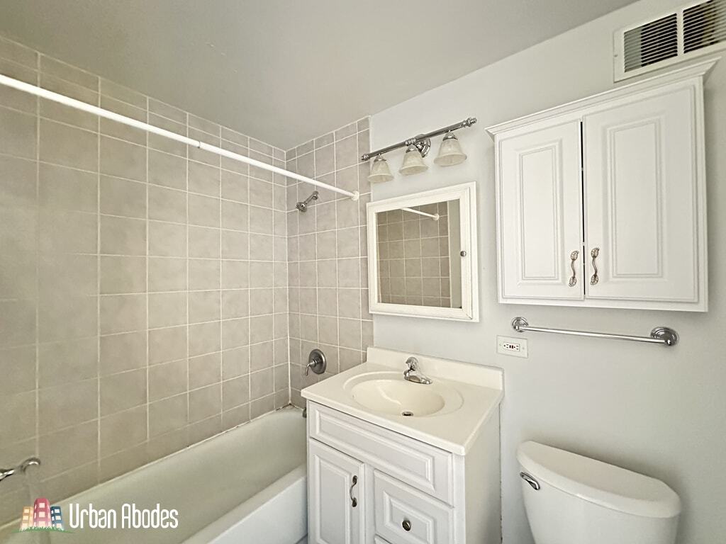 Building Photo - 1335 N Dearborn St