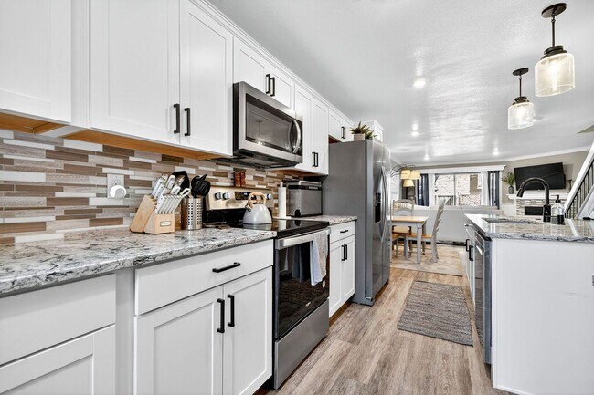 Building Photo - Two Bedroom Townhome W/ Garage!