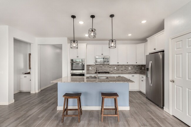 Building Photo - Move-In Ready Home with Verrado Amenities!