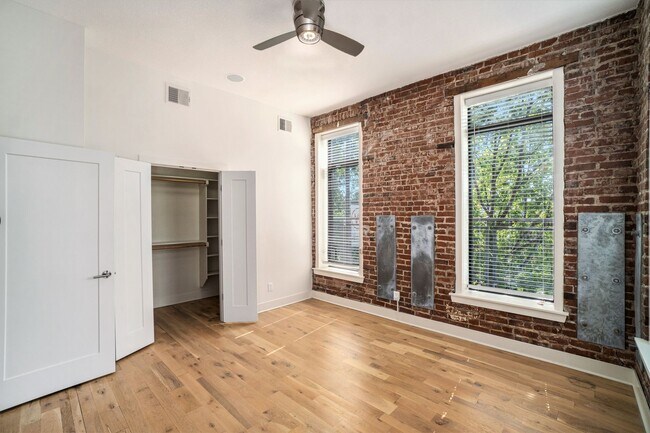 Building Photo - Modern 1 Bedroom, 1 Bath Apartment Home  L...