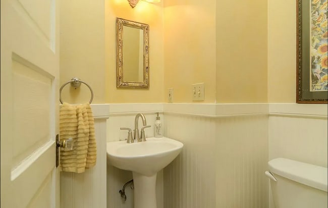 Building Photo - This Amazing 4BR/2 BA Home on Summit Hill ...