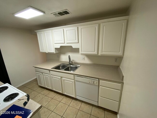 Building Photo - 1415 E Elm St