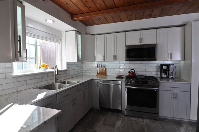 Building Photo - 4 Bedroom Pool Home for Rent in Woodland H...