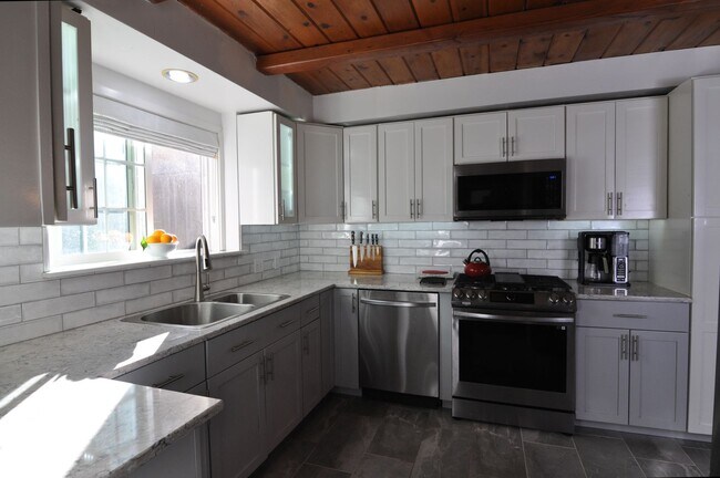 Building Photo - 4 Bedroom Pool Home for Rent in Woodland H...