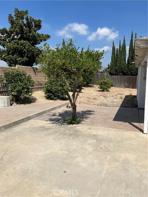 Building Photo - 924 N Quince Ave