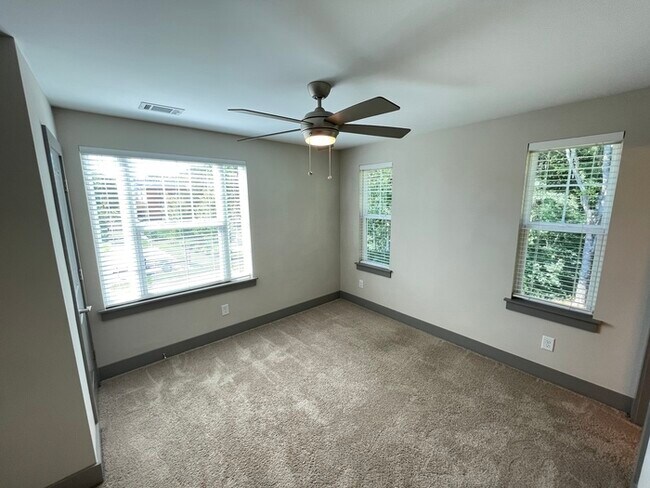 Building Photo - Bristol Creek 2 bedroom unit with fenced p...
