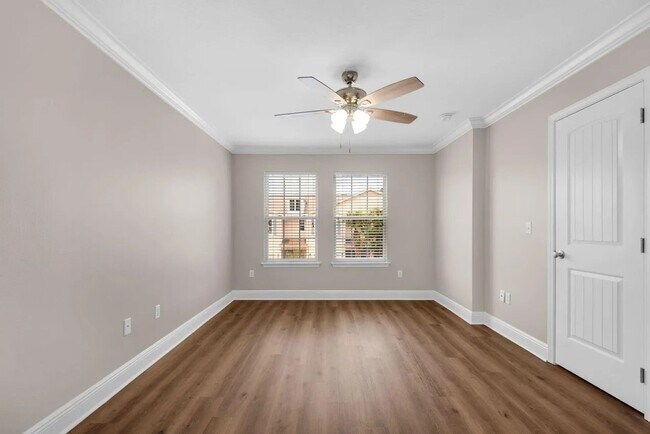 Building Photo - 17 W Shady Oaks Ln