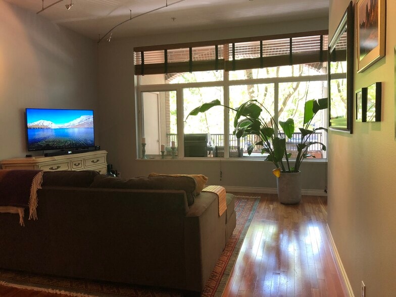 Great light through west facing windows - 618 NW 12th Ave