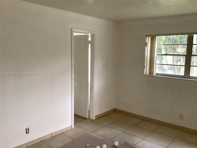 Building Photo - 60 Windsor C