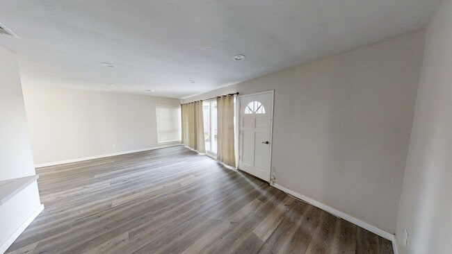 Building Photo - 4BD/2BA with Parking!
